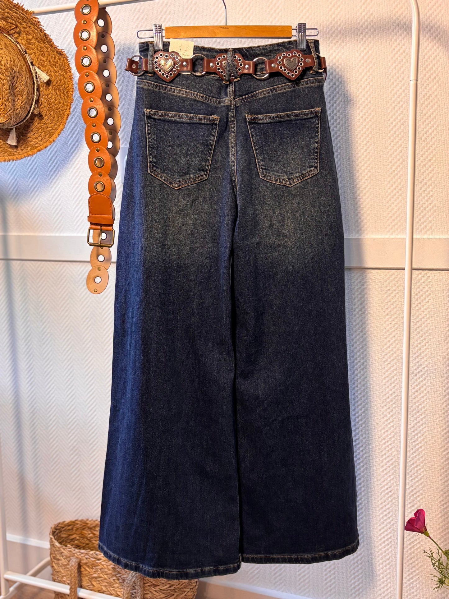 Ultra-wide jeans with heart belt