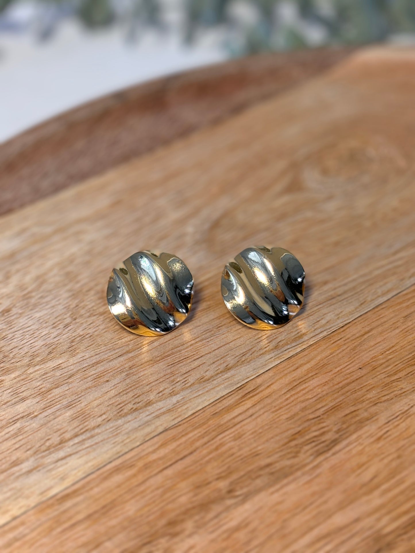 Round gold wave earrings