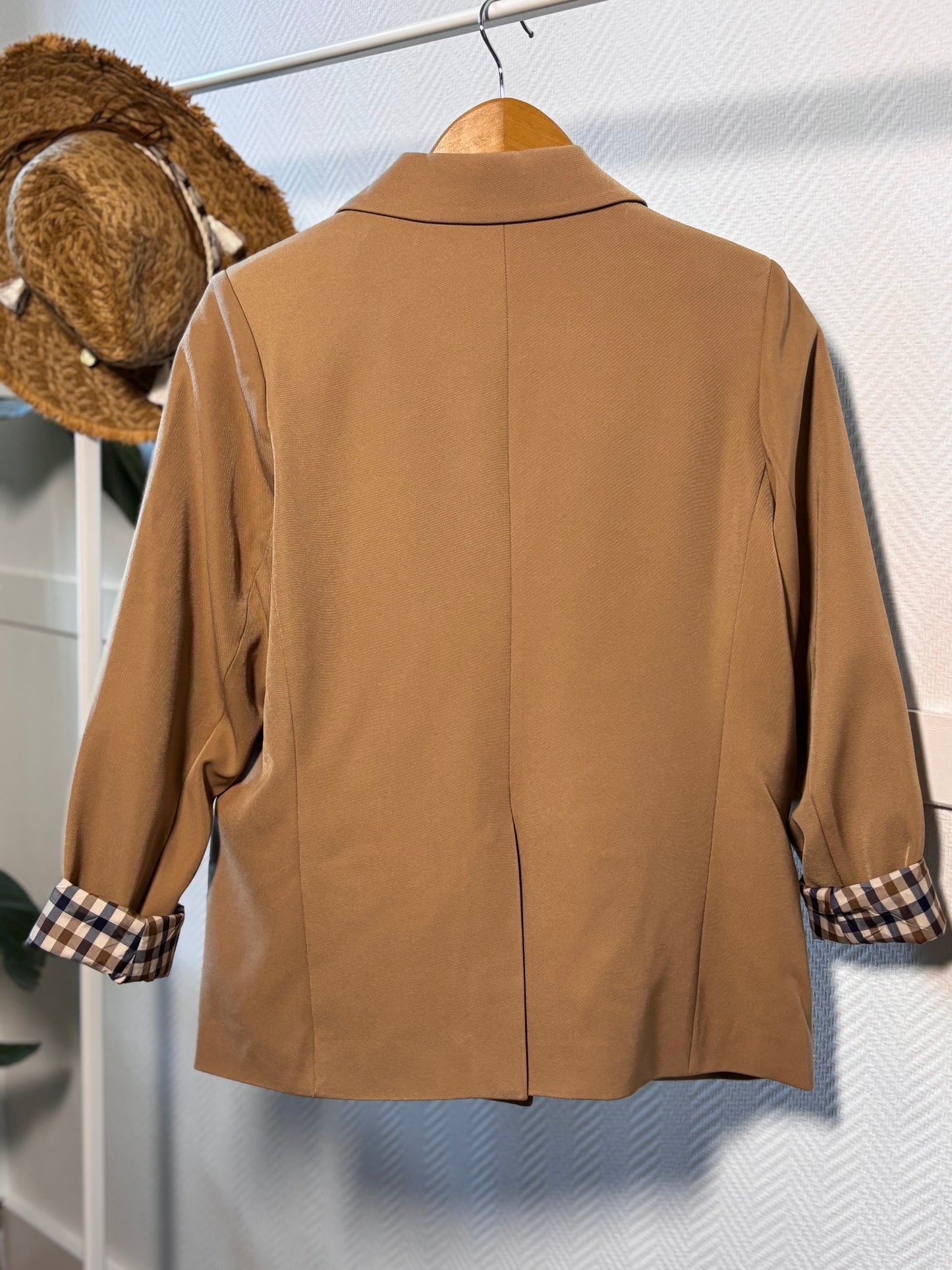 Blazer beige et doublure à carreaux