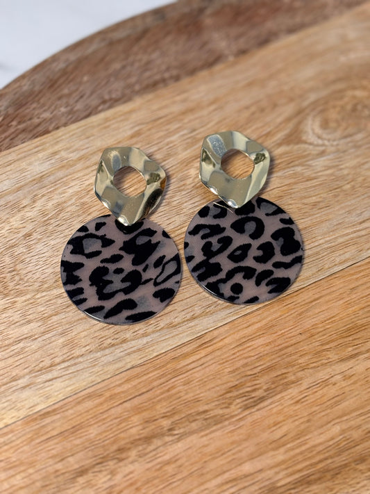 Boucles d'oreilles dorées et anneaux léopard