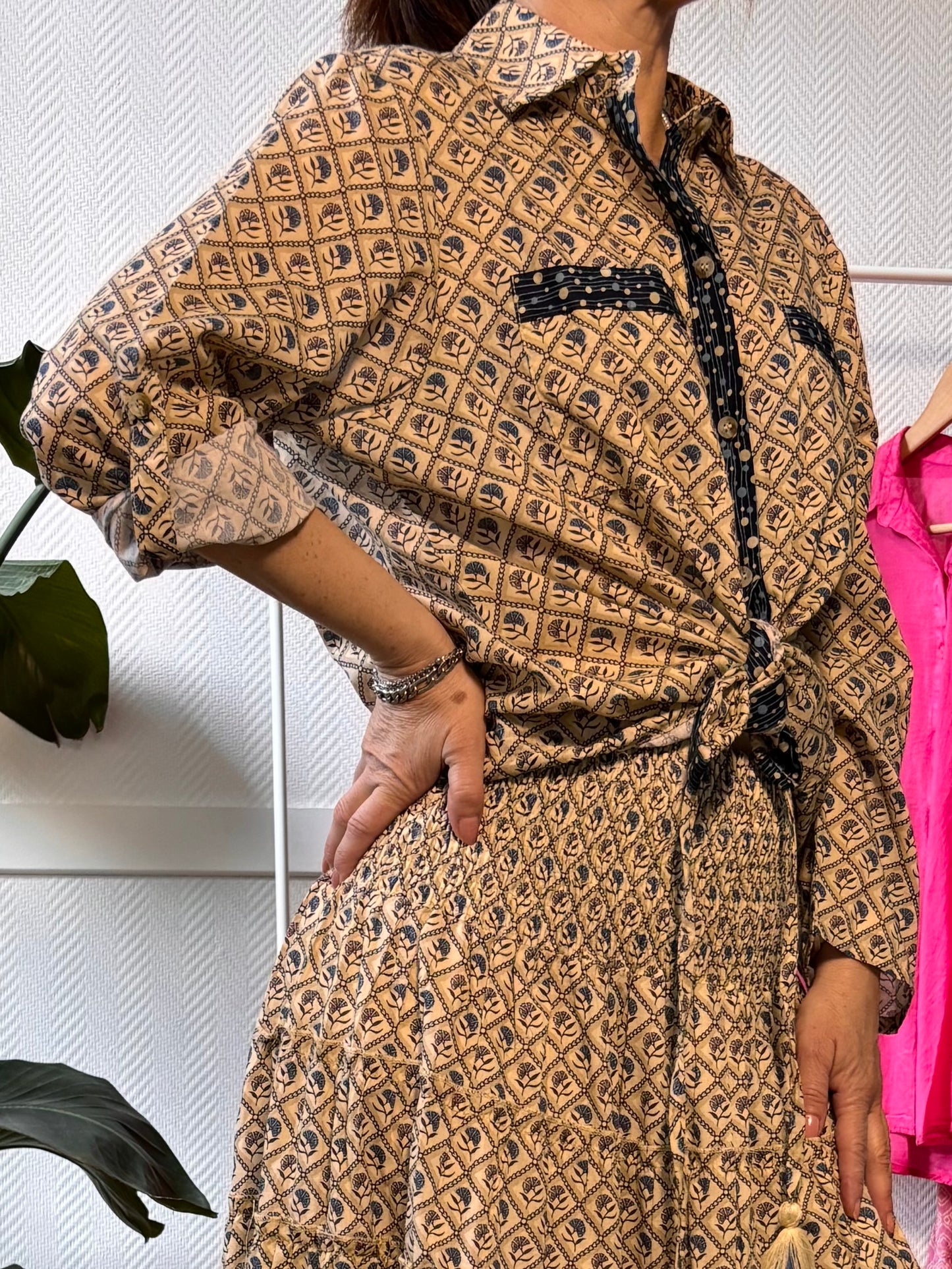 Chemise avec lien à motifs fleuris