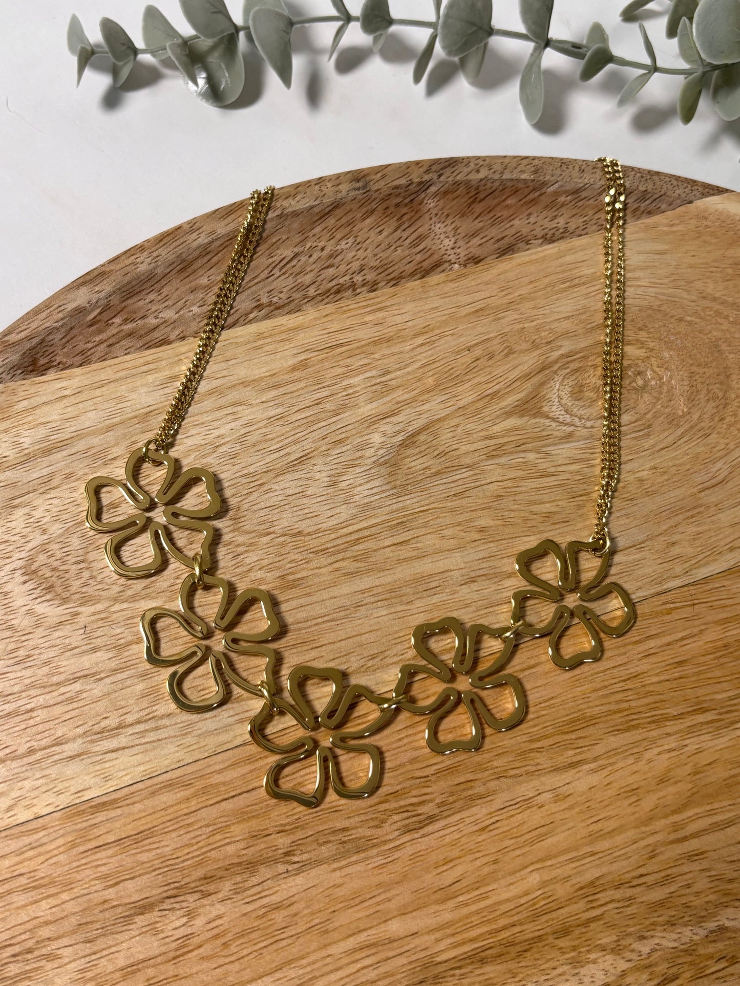 Openwork flower necklace