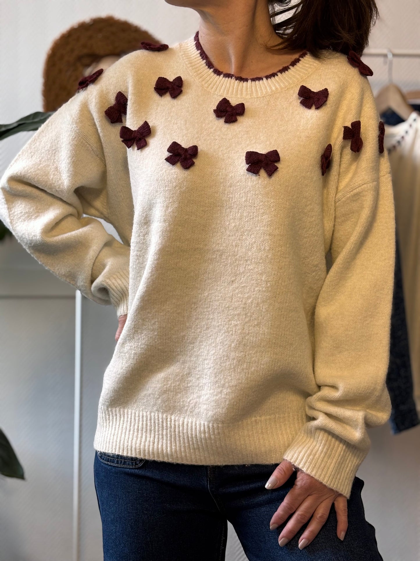 Pull beige à noeuds