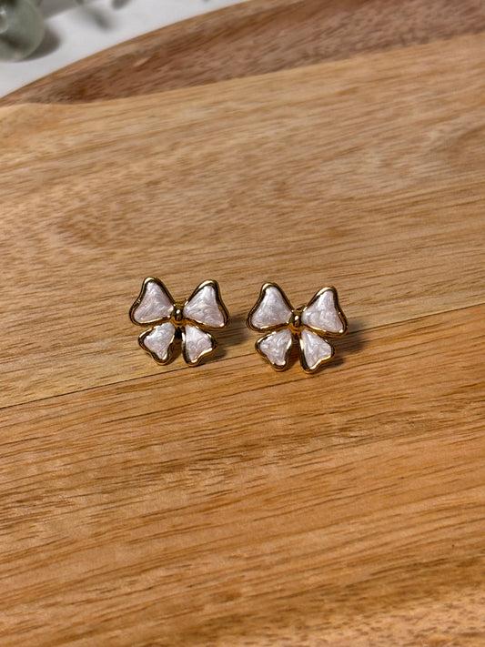 Boucles d’oreilles petits noeuds