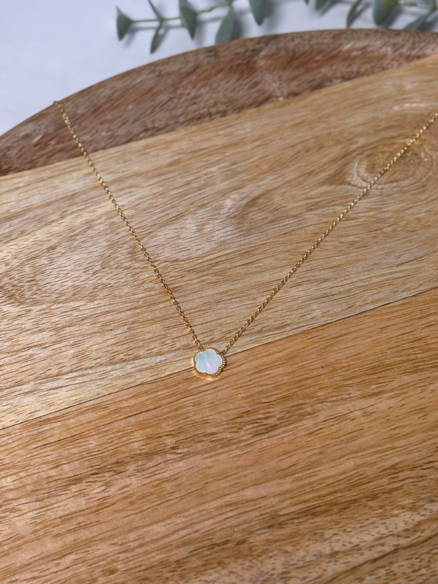 Pearly flower necklace